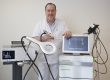Raf Verwasch met de shockwave- en EMTT-apparatuur